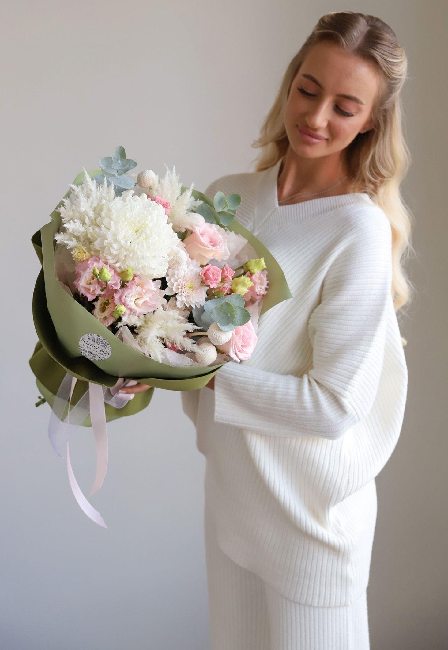 Альстромерия в бежевом оформлении